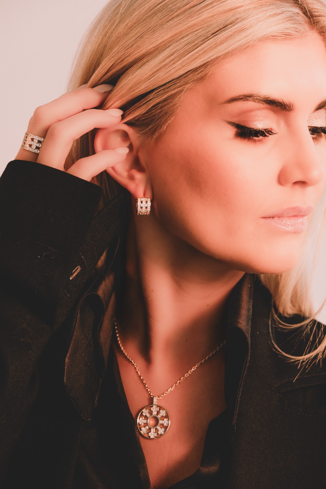 
8 CROSS EARRINGS SILVER-WHITE
Cross
17,900
Glæsilegir hring lokkar með krossum allan hringinn og skreyttir með sirkon steinum. Tímalaus hönnun sem hentar við öll tækifæri