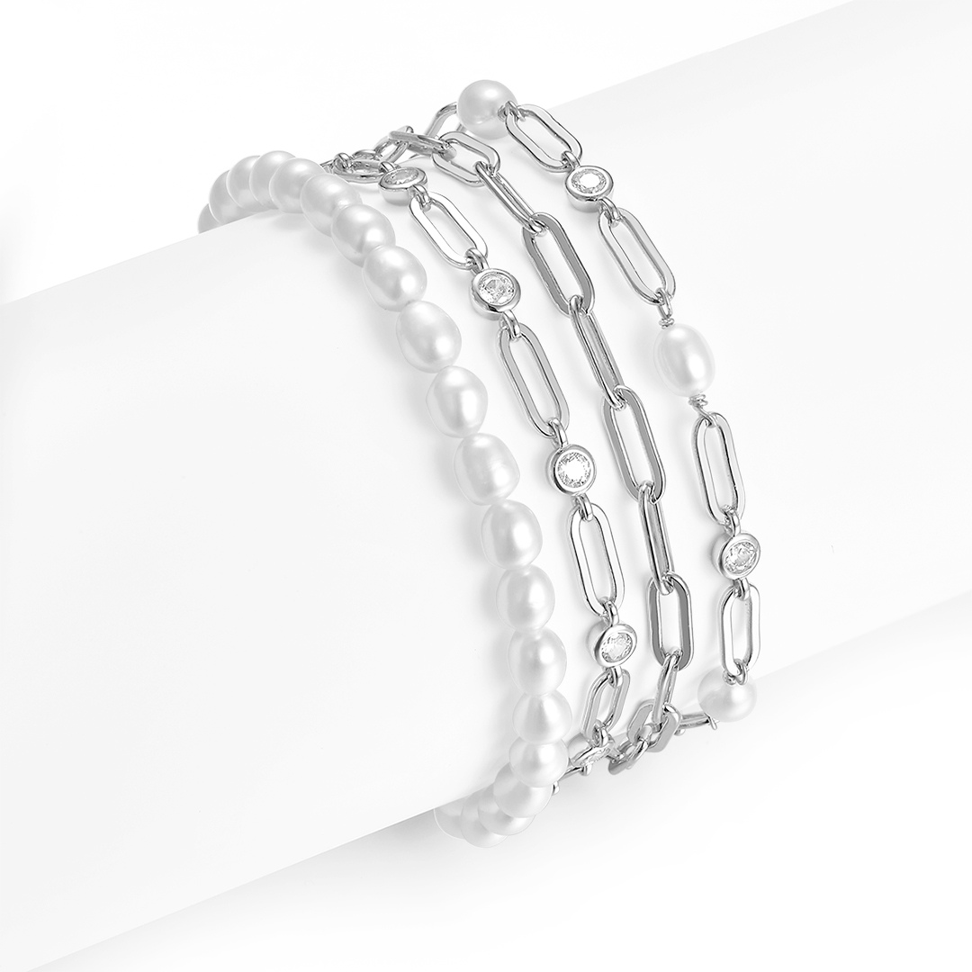 Glæsilegt armband sem tekið er eftir.

Armbandið samanstendur af ferskvatnsperlum, silfurkeðjum og glitrandi Sirkon steinum.&amp;nbsp;



Lengd 17+5 cm framlenging.

925 sterling silfur með rhodium&amp;nbsp;