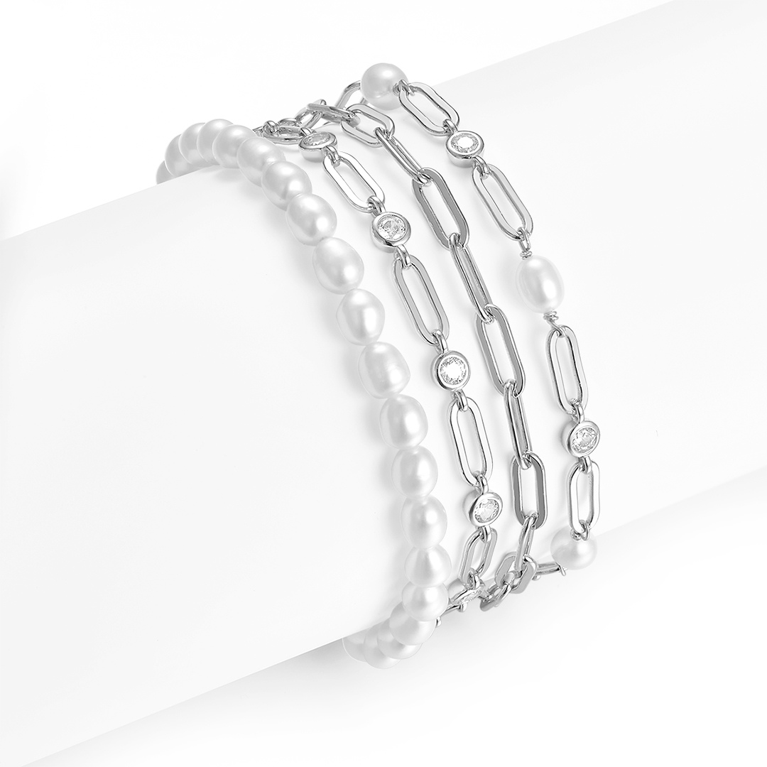 Glæsilegt armband sem tekið er eftir.

Armbandið samanstendur af ferskvatnsperlum, silfurkeðjum og glitrandi Sirkon steinum.&nbsp;



Lengd 17+5 cm framlenging.

925 sterling silfur með rhodium&nbsp;