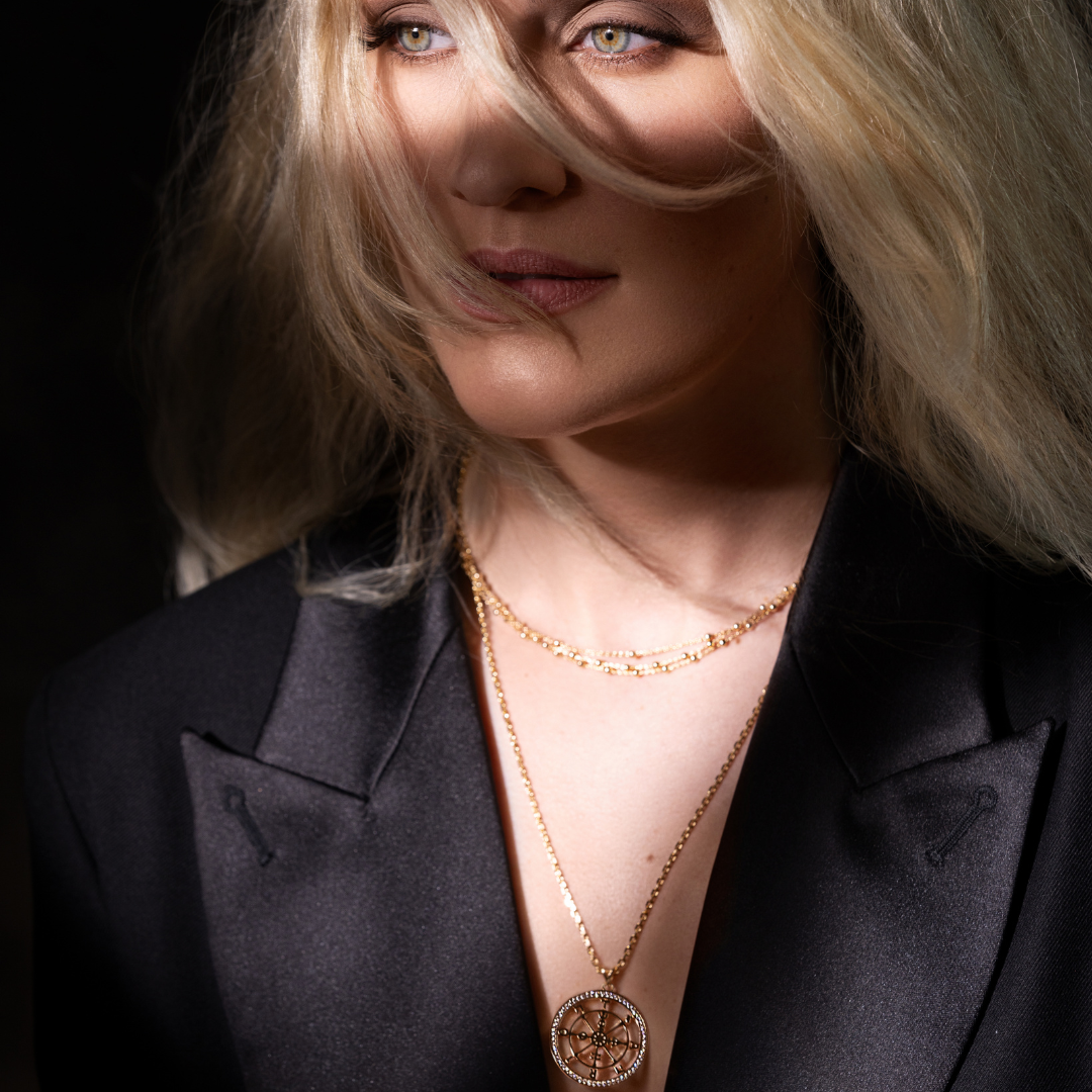 Glæsilegt hálsmen sem skartar lukkuhjólinu sem er þekkt sem hjól karma. Það sem þú sendir út í alheiminn mun koma aftur til þín.

Silfur með rhodium og sirkon steinum og kemur í 45cm langri silfur keðju með 5cm framlengingu.

Allar vörur eru framleiddar úr 925 sterling silfri.

Ummál 2,8 cm&nbsp;