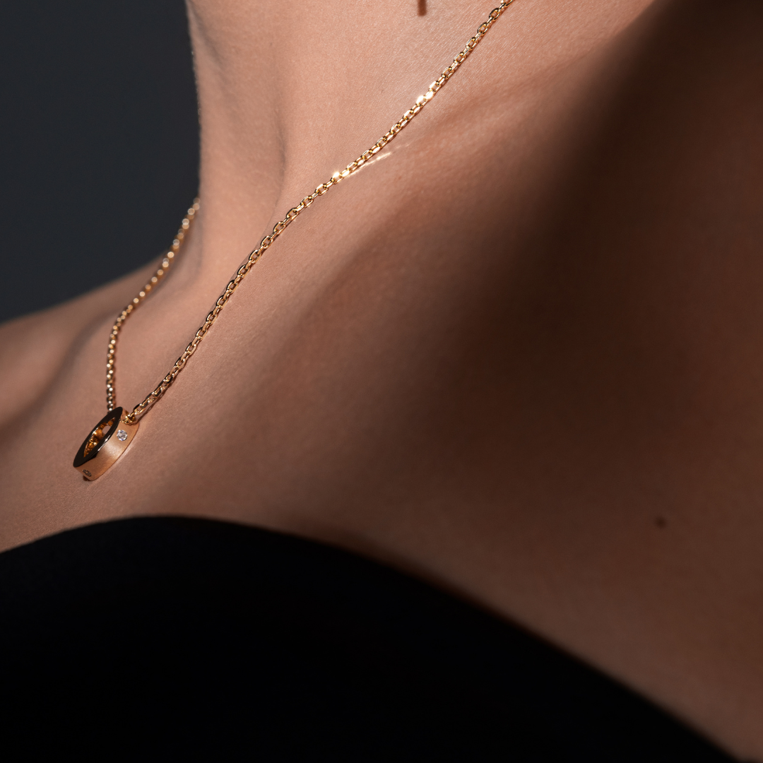 Veglegt hálsmen með útskornu hjarta sem kemur einstaklega vel út&nbsp;

Lengd keðju 45+12cm framlengingu