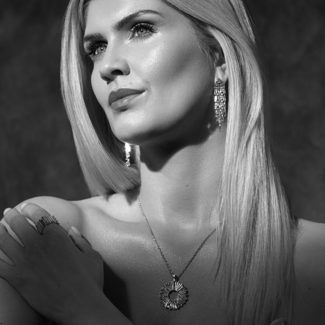 Glæsilegt og veglegt men&nbsp; með innblæstri af String armbandinu sem hannað var af Guðbjarti heitnum.

Strengirnir tákna náttúru okkar íslendinga og Baguette skornir sirkon steinarnir vatn.