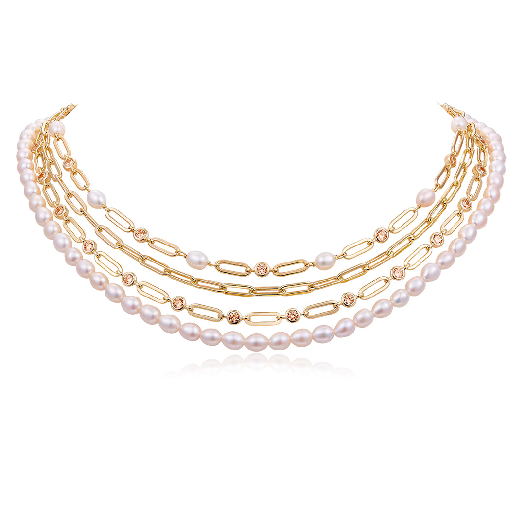 Glæsilegt hálsmen sem tekið er eftir.

Menið samanstendur af ferskvatnsperlum, silfurkeðjum og glitrandi Sirkon steinum og liggur einstaklega fallega á.&nbsp;