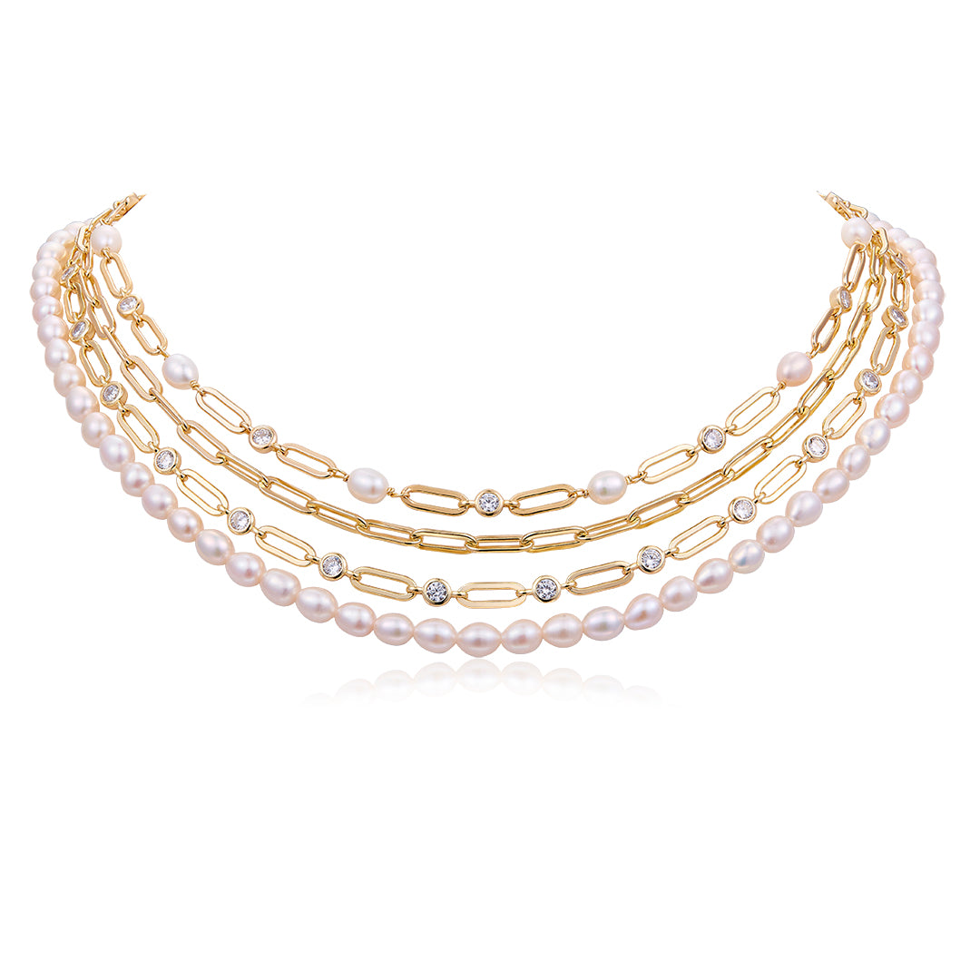 Glæsilegt hálsmen sem tekið er eftir.

Menið samanstendur af ferskvatnsperlum, silfurkeðjum og glitrandi Sirkon steinum og liggur einstaklega fallega á.&nbsp;