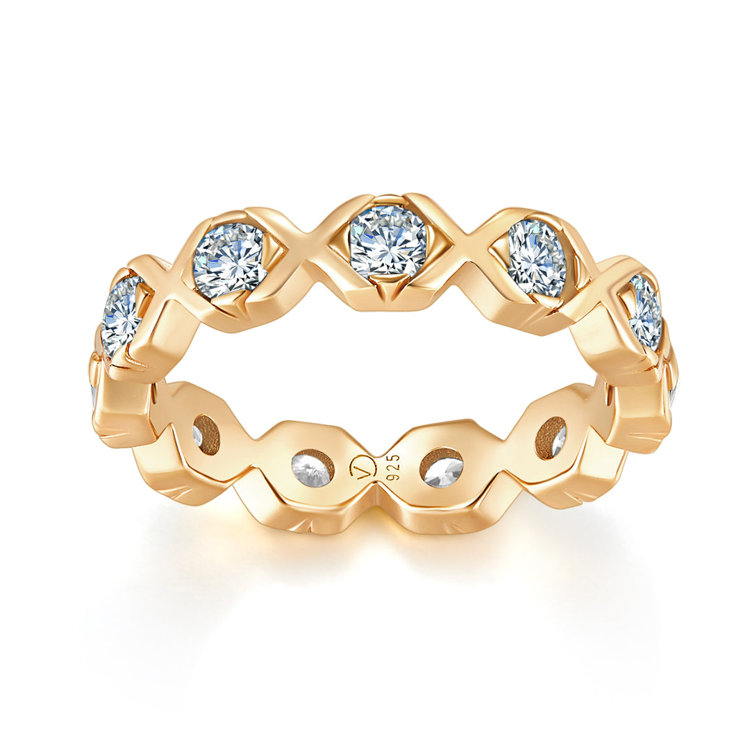 Glæsilegur hringur frá VERA DESIGN úr silfri með demantskornum sirkon steinum sem mynda XOXO
Silfur með 18kt. gyllingu og glærum sirkon steinum