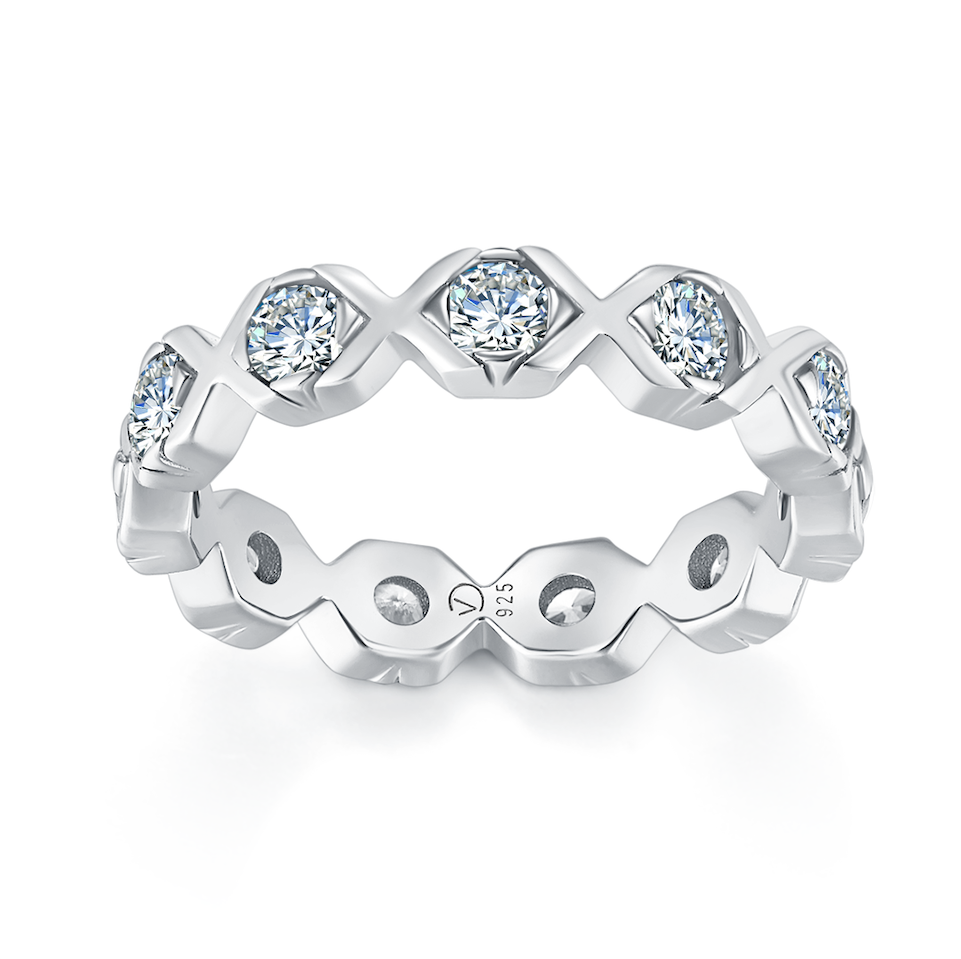 Glæsilegur hringur frá VERA DESIGN úr silfri með demantskornum sirkon steinum sem mynda XOXO